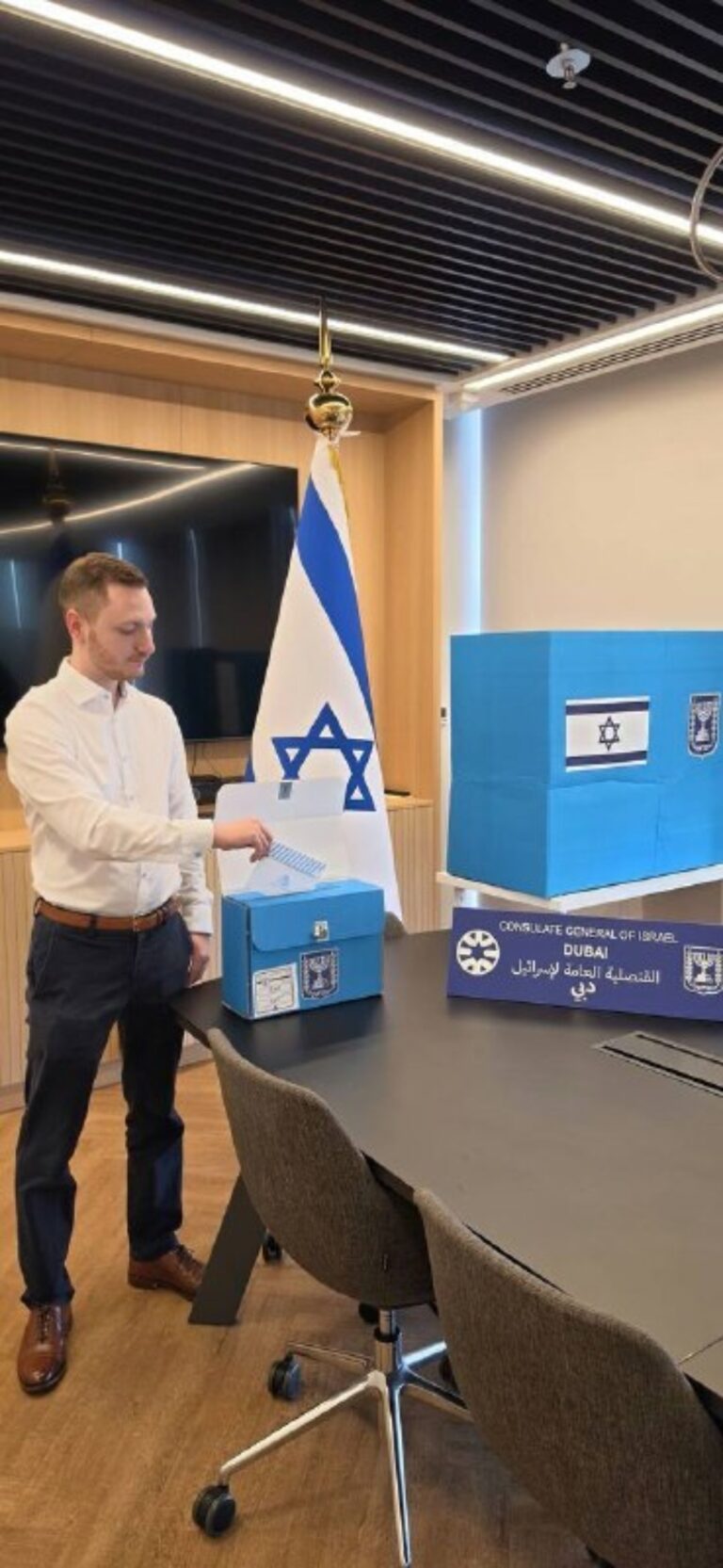 בקונסוליה הכללית של ישראל בדובאי החלו להצביע לכנסת ה-26 (צילום: אחיעד קלמן)