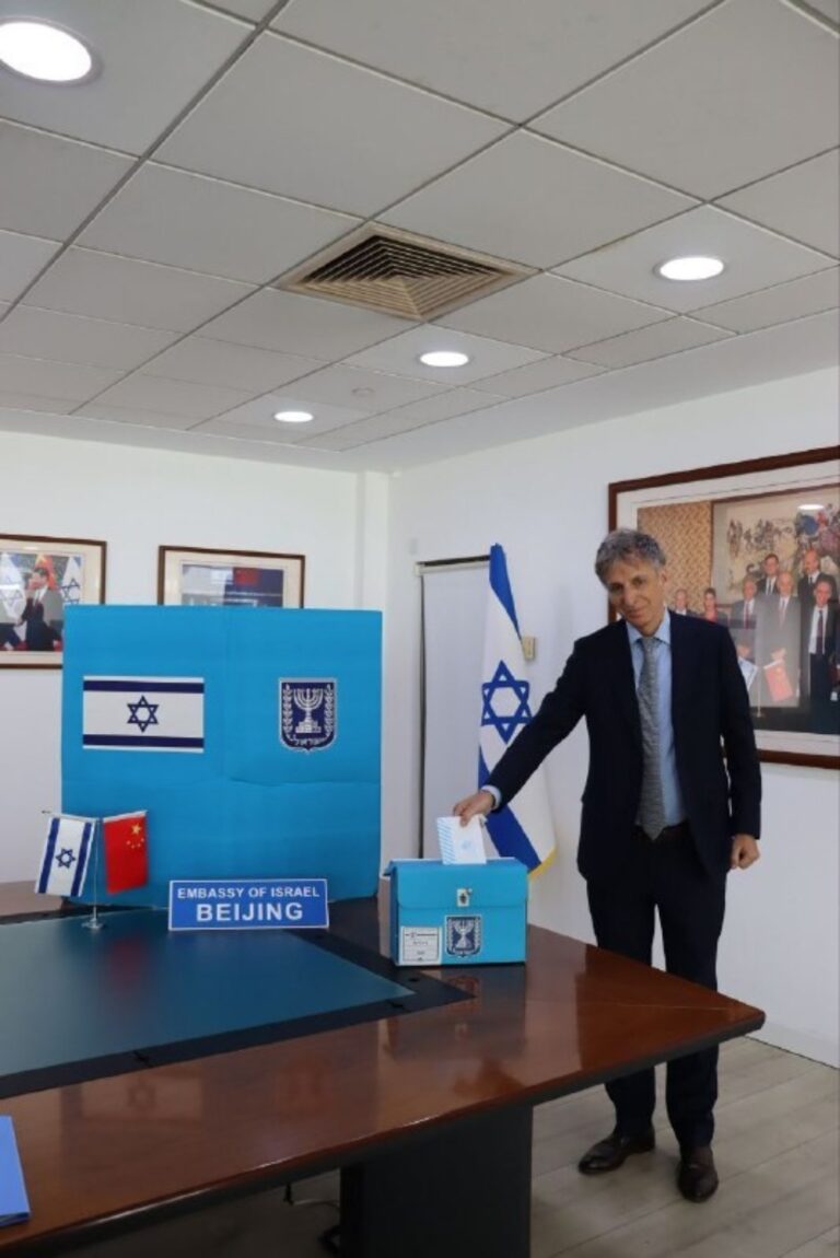 בשגרירות בייג'ינג החלו להצביע לבחירות לכנסת ה-26. (צילום: דוברות משרד החוץ)