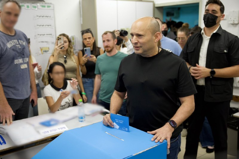 יו"ר מפלגת 'ביחד' נפתחי בנט מצביע בבחירות לכנסת ה-26 בקלפי בעיר מגוריו רעננה (צילום: איתי שקד)