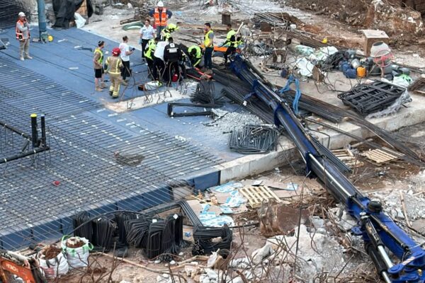 כוחות כיבוי והצלה פועלים לחילוץ עובד שנכלא במנוף שקרס ממשאית סמוך למתחם הבורסה ברמת גן (צילום: דוברות כיבוי והצלה)