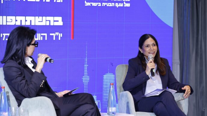 ח"כ אתי עטייה. "צריך להכניס את זה לבסיס התקציב, להוזיל את האגרות" (צילום: גיא יחיאלי)