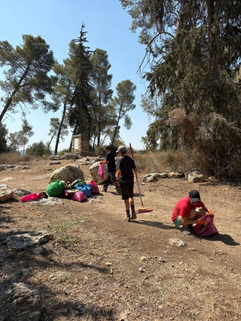 מנקים את השטח בפרויקט לחידוש אנדרטת הראל (צילום: גיל טובול)