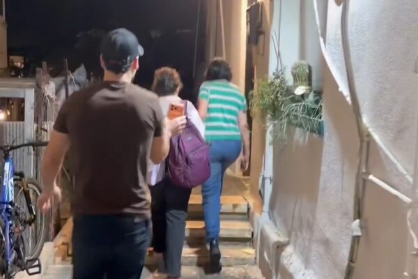 מרדכי דוד ופעילי ימין מחוץ למועדון "הגדה השמאלית" בתל אביב, במהלך האירוע שבו התקיימה הקרנת סרט של "רשת מסרבות" (צילום: רשתות חברתיות, השימוש נעשה בהתאם להוראות סעיף 27א לחוק זכויות יוצרים)