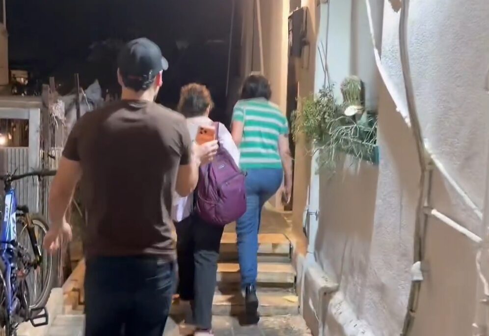 מרדכי דוד ופעילי ימין מחוץ למועדון "הגדה השמאלית" בתל אביב, במהלך האירוע שבו התקיימה הקרנת סרט של "רשת מסרבות" (צילום: רשתות חברתיות, השימוש נעשה בהתאם להוראות סעיף 27א לחוק זכויות יוצרים) מרדכי דוד ופעילי ימין מחוץ למועדון "הגדה השמאלית" בתל אביב, במהלך האירוע שבו התקיימה הקרנת סרט של "רשת מסרבות" (צילום: רשתות חברתיות, השימוש נעשה בהתאם להוראות סעיף 27א לחוק זכויות יוצרים)