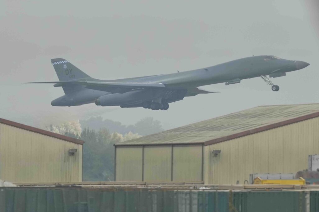 מפציץ B-1 ממריא מחיל האוויר המלכותי פיירפורד בפיירפורד, אנגליה, יום שלישי, 29 בספטמבר 2026 (צילום: AP/Alastair Grant) מפציץ B-1 ממריא מחיל האוויר המלכותי פיירפורד בפיירפורד, אנגליה, יום שלישי, 29 בספטמבר 2026 (צילום: AP/Alastair Grant)