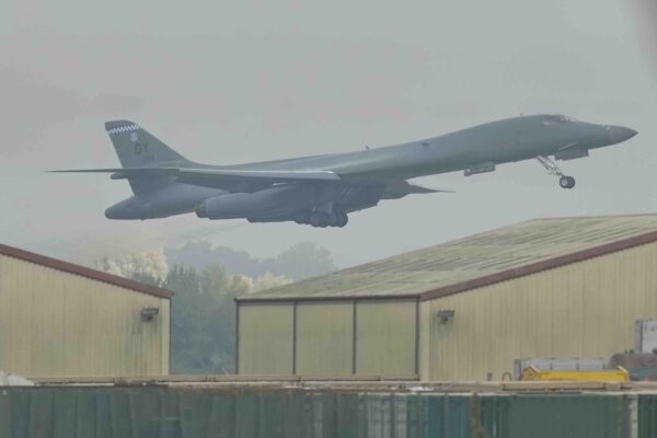 מפציץ B-1 ממריא מחיל האוויר המלכותי פיירפורד בפיירפורד, אנגליה, יום שלישי, 29 בספטמבר 2026 (צילום: AP/Alastair Grant)