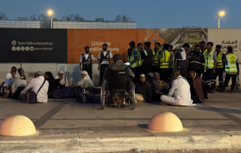 אנשים נאספים מחוץ לתחנת רכבת תחתית בדרך לנמל התעופה הבינלאומי בריאד, לאחר שטיל חות'י התפוצץ בנמל (צילום: AP)