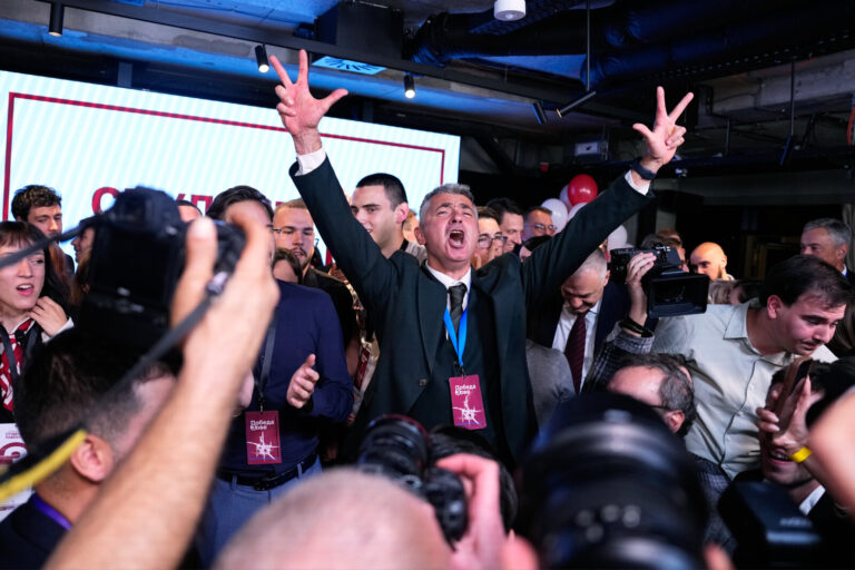 איליה סרדנוביץ' המשובץ בראש רשימת הסטודנטים חוגג לאחר שאלכסנדר ווצ'יץ', הודה בתבוסה בבחירות לפרלמנט (צילום AP/פטר דיוויד ג'וסק)