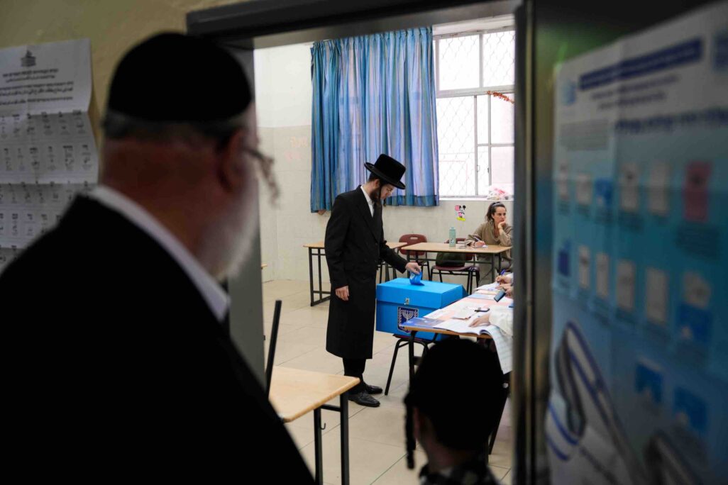 גבר מצביע בקלפי במהלך הבחירות הכלליות בחיפה, יום שלישי, 27 באוקטובר 2026 (צילום: AP/בז רטנר) גבר מצביע בקלפי במהלך הבחירות הכלליות בחיפה, יום שלישי, 27 באוקטובר 2026 (צילום: AP/בז רטנר)