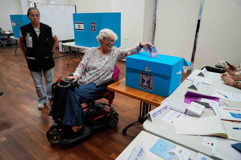 אישה מצביעה בקלפי במהלך הבחירות בחיפה, יום שלישי, 27 באוקטובר 2026 (צילום: AP/בז רטנר) אישה מצביעה בקלפי במהלך הבחירות בחיפה, יום שלישי, 27 באוקטובר 2026 (צילום: AP/בז רטנר)