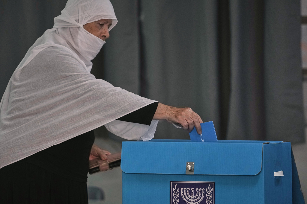 הצבעה בבחירות לכנסת ה-26 בקלפי ברהט (צילום: AP Photo/Mahmoud Illean)