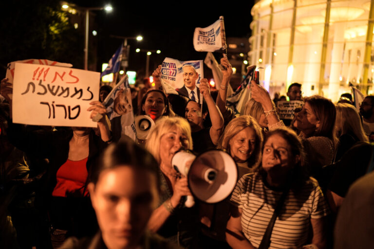 אנשים מוחים נגד פעילי שמאל הקוראים להקמת ממשלה הכוללת מפלגות ערביות, כיכר הבימה (צילום: AP/דיוויד גולדמן)