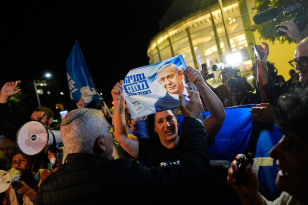 אנשים מוחים נגד פעילי שמאל הקוראים להקמת ממשלה הכוללת מפלגות ערביות, כיכר הבימה (צילום: AP/דיוויד גולדמן)