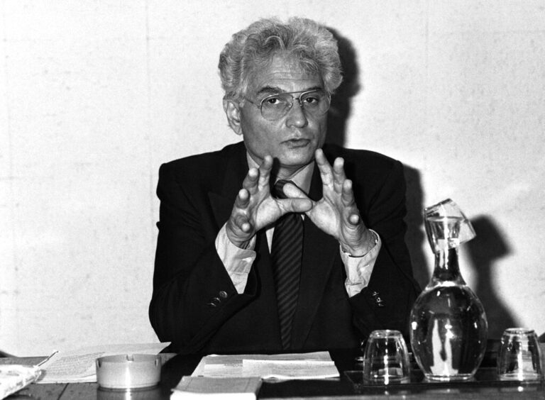 הפילוסוף הצרפתי ז'אק דרידה, פריז, 1985 (צילום: ASSOCIATED PRESS)