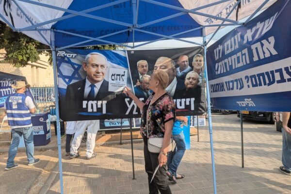 אסתר אפשטיין בדוכן 'הליכוד' בגבעת שמואל (צילום: מיכל מרנץ)