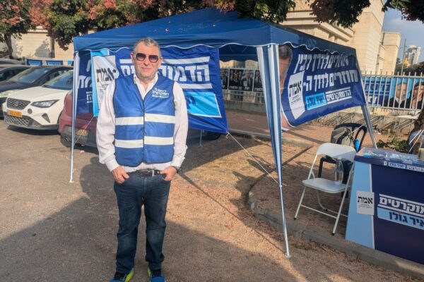 גבריאל קליין בדוכן 'הדמוקרטים'. "איך אפשר להצביע לנתניהו?" (צילום: ניצן צבי כהן)