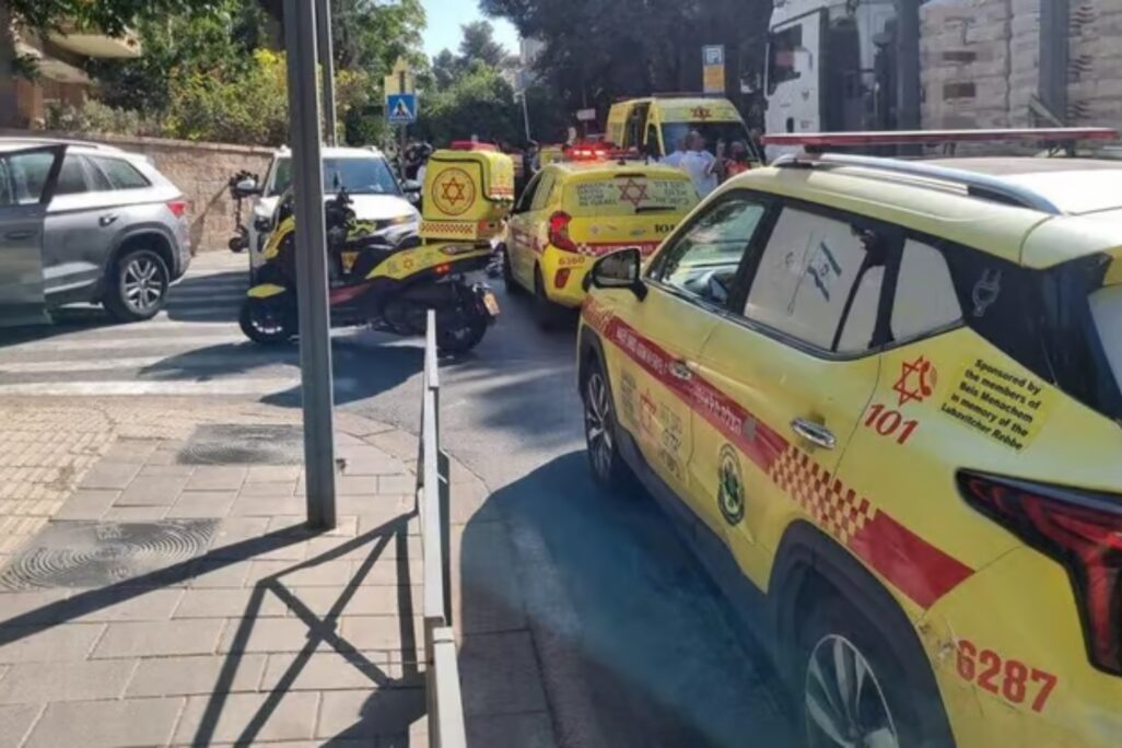 זירת התאונה ברחוב רשב"א בירושלים, שבה נהרגה הולכת רגל כבת 70 מפגיעת משאית (צילום: תיעוד מבצעי מד"א) זירת התאונה ברחוב רשב"א בירושלים, שבה נהרגה הולכת רגל כבת 70 מפגיעת משאית (צילום: תיעוד מבצעי מד"א)