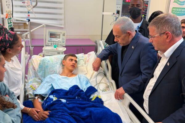 ביקור הפצועים מאירוע פיצוץ הנפל בצפון בבית החולים רמב"ם, הערב (צילום: דוברות משרד ראש הממשלה)