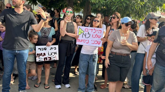 מחאת ההורים בקדימה צורן נגד המשך העבודות להתקנת מערכות סולאריות במוסדות החינוך. ההורים דורשים בדיקות קרינה והחמרה באמצעי הזהירות (צילום: אלבום פרטי)