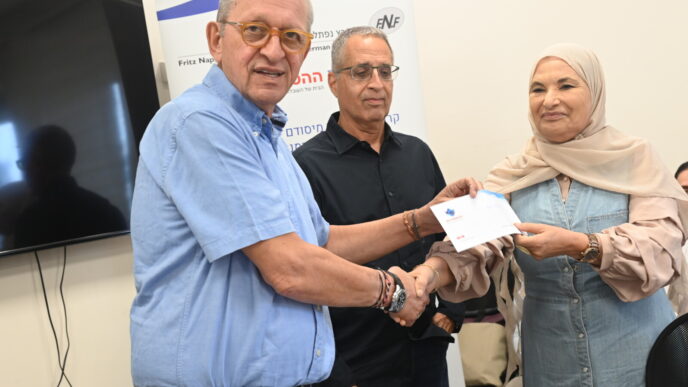 הענקת תמיכה כספית לנציגת אחת העמותות בטקס קרן פרץ נפתלי (צילום: ע. שגב)