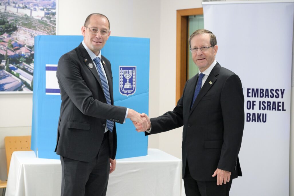 הנשיא יצחק הרצוג ושגריר ישראל באזרבייג׳ן, רונן קראוס, בבחירות בקלפי בבאקו (צילום: מעיין טואף / לע״מ)
