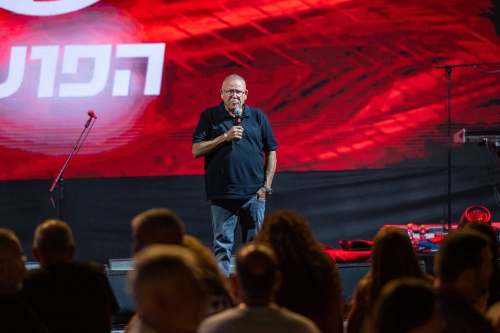 יו"ר ההסתדרות ארנון בר-דוד בספורטיאדה באילת (צילום: אלבום פרטי) יו"ר ההסתדרות ארנון בר-דוד בספורטיאדה באילת (צילום: אלבום פרטי)