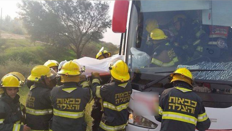 זירת התאונה בין אוטובוס לטרקטור בכביש 25, סמוך למושב שיבולים, הבוקר. נהג האוטובוס נהרג ועשרות נוסעות נפצעו (צילום: תיעוד מבצעי מד"א) זירת התאונה בין אוטובוס לטרקטור בכביש 25, סמוך למושב שיבולים, הבוקר. נהג האוטובוס נהרג ועשרות נוסעות נפצעו (צילום: תיעוד מבצעי מד"א)