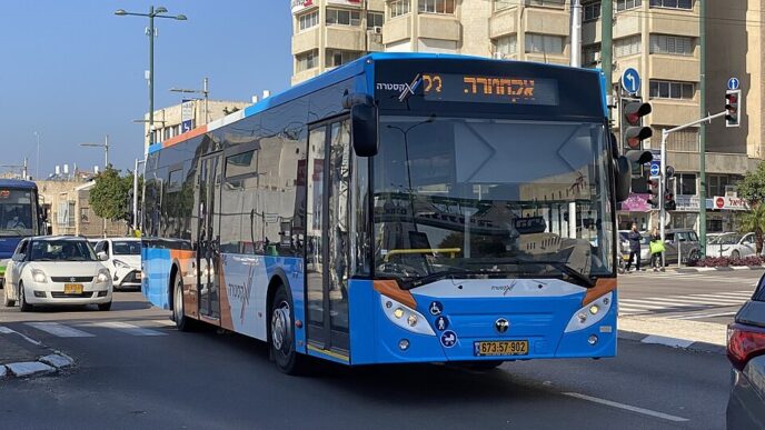 פקחית הותקפה על ידי נוסע באוטובוס בנתניה ופונתה לבית חולים עם פציעת ראש