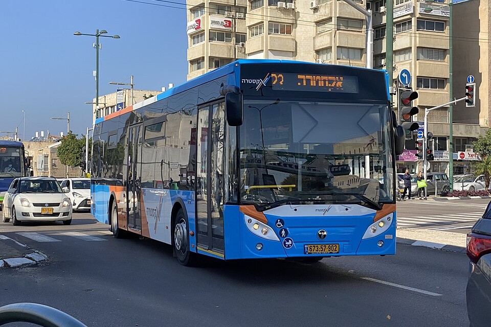 אוטובוס של חברת 'אקסטרה' בנתניה (צילום: Yagil Alter/Wikimedia) אוטובוס של חברת 'אקסטרה' בנתניה (צילום: Yagil Alter/Wikimedia)