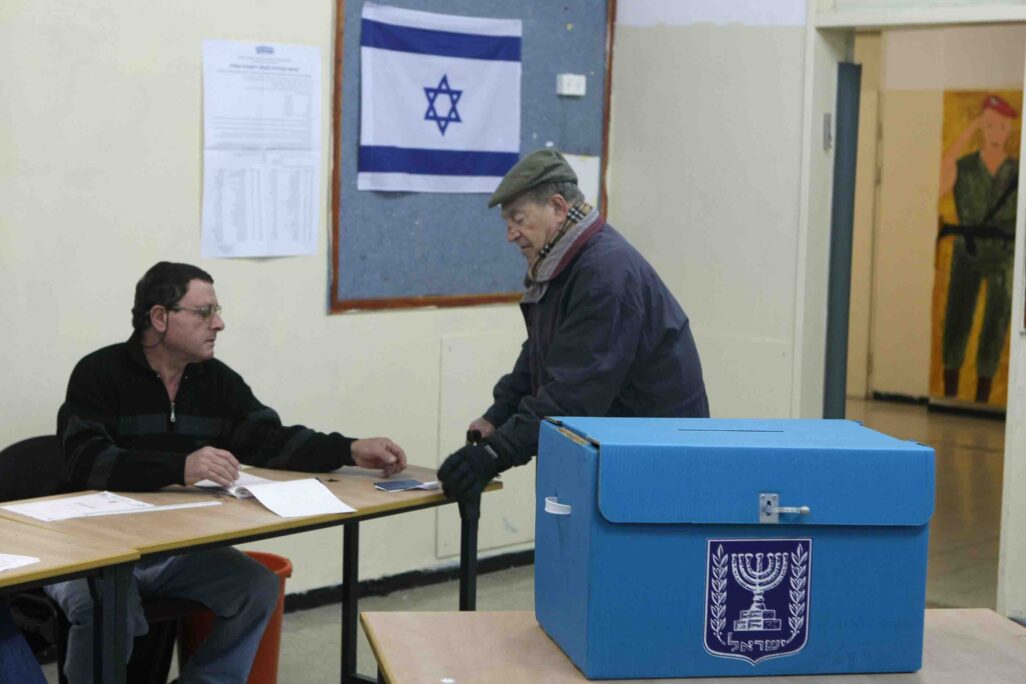 גבר מבוגר מצביע בקלפי (צילום: קובי גדעון/ FLASH90)