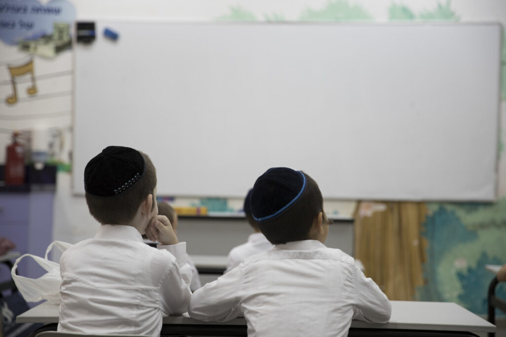 תלמידים בתלמוד תורה 'פועלי מנחם' בביתר עילית (צילום ארכיון: נתי שוחט/פלאש90) תלמידים בתלמוד תורה 'פועלי מנחם' בביתר עילית (צילום ארכיון: נתי שוחט/פלאש90)