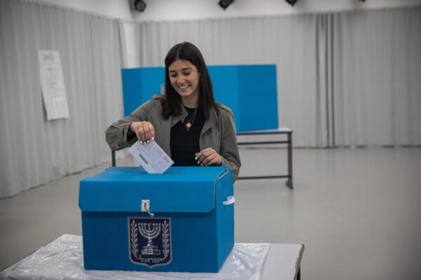 אישה מצביעה בבחירות לכנסת בקלפי בירושלים, 2019 (צילום ארכיון: יונתן זינדל / פלאש90)