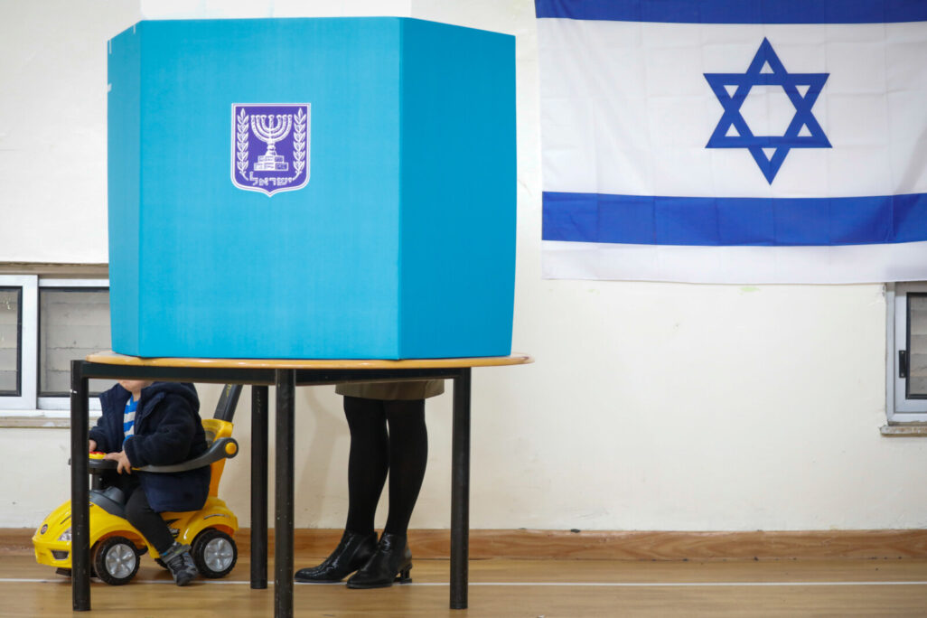 אישה מצביעה בבחירות לכנסת (צילום ארכיון: אוליבר פיטוסי/פלאש90) אישה מצביעה בבחירות לכנסת (צילום ארכיון: אוליבר פיטוסי/פלאש90)
