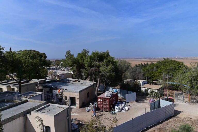 בניית שכונה חדשה בקיבוץ כפר עזה. "המדינה לוחצת מאוד. כל הסיפור של תקציבי תקומה מותנה בצמיחה דמוגרפית ומוגבל בלוחות זמנים" (צילום: תומר נויברג/פלאש90)