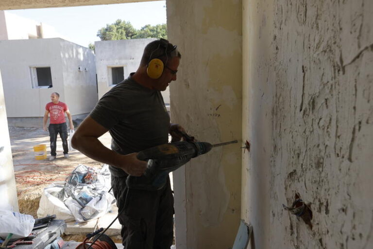מתנדבים בבניית שכונה חדשה בקיבוץ כפר עזה. "איך יכולה קהילה, שלפחות שליש ממנה לא חוזר, להיכנס לתהליכי קליטה אמיתיים כשהיא עוד לא מהודקת בינה לבין עצמה" (צילום: יוסי זמיר/פלאש90)