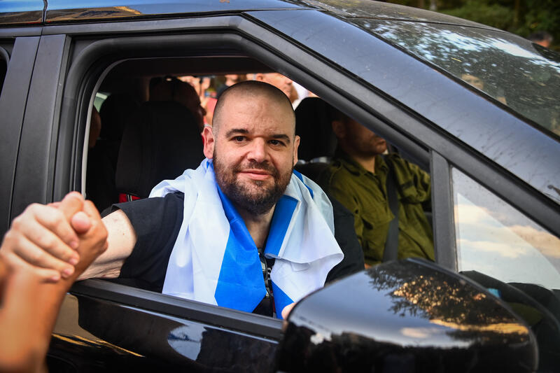 איתן הורן חוזר לביתו בכפר סבא, לאחר שבי של שנתיים. 16 באוקטובר 2025 (צילום: Flash90)