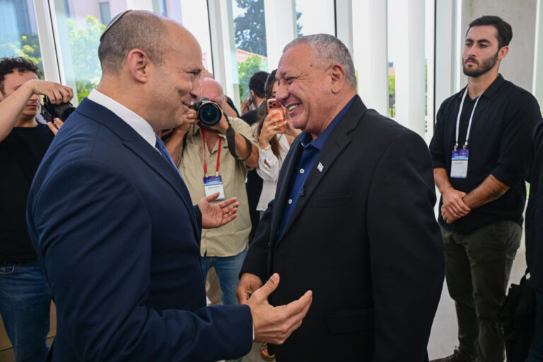 "בין בנט, איזנקוט, ליברמן ונתניהו, קשה לי לראות הבדלים ברורים". בנט ואיזנקוט (צילום ארכיון: אבשלום ששוני/פלאש90)