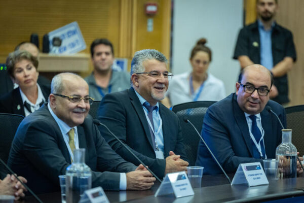 יו"ר בל"ד סאמי אבו שחאדה (מימין), יו"ר חדש יוסף ג'בארין ויו"ר בלד אחמד טיבי מציגים את הרשימה המשותפת בפני ועדת הבחירות המרכזית, 8 בספטמבר 2026 (צילום: יונתן זינדל/פלאש90)