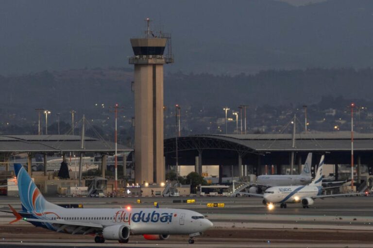 A Flydubai plane bringing passengers back from Saudi Arabia lands at Ben Gurion Airport (Photo: Yossi Aloni/Flash90)