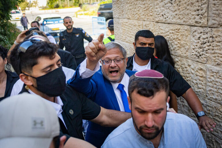 השר לביטחון לאומי איתמר בן גביר בדרך לדיון בג"ץ (צילום: יונתן זינדל/פלאש90)