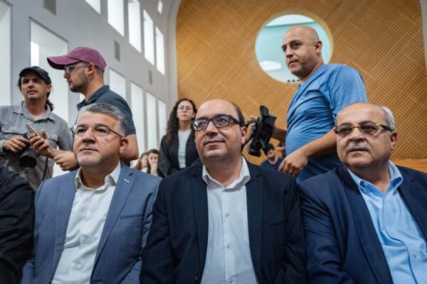 ח"כ אחמד טיבי (מימין), יו"ר בל"ד סאמי אבו שחידה ויו"ר הרשימה המשותפת יוסף ג'בארין בדיון בית המשפט העליון בעניין פסילת רשימות ומועמדים (צילום: יונתן זינדל/פלאש90)