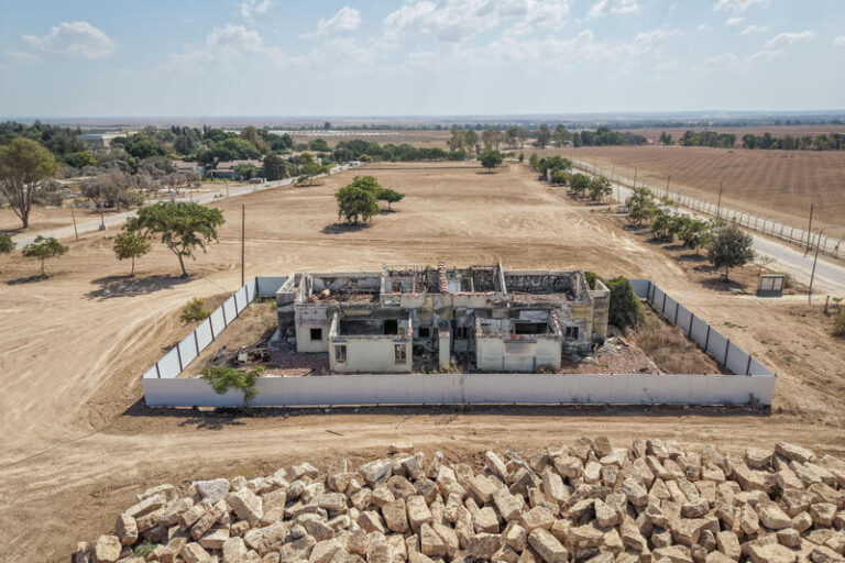 שיפוץ בית הרוס בקיבוץ בארי. יש משפחות שבהן בני המשפחה עצמם חלוקים בשאלה היכן לחיות (צילום: חיים גולדברג/פלאש90)