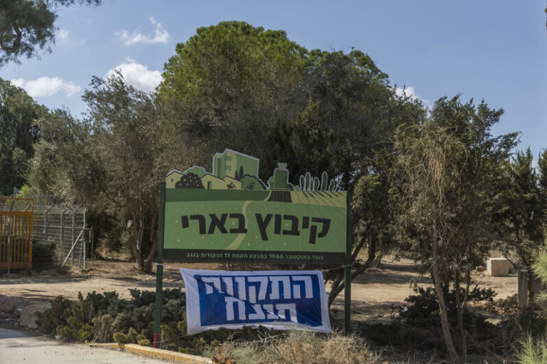 הכניסה לקיבוץ בארי. "השאלות של השיקום האישי והקהילתי שלובות זו בזו" (צילום: חיים גולדברג/פלאש90)