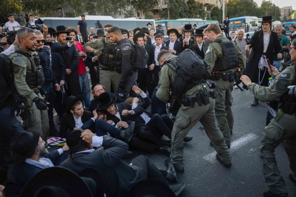 עימות בין חרדים ושוטרים במהלך הפגנה נגד כליאתם של תלמידי ישיבה שלא צייתו לצו גיוס לצבא, בירושלים, 8 באוקטובר 2026 (צילום: חיים גולדברג/Flash90) עימות בין חרדים ושוטרים במהלך הפגנת חרדים נגד כליאתם של תלמידי ישיבה שלא צייתו לצו גיוס לצבא, בירושלים, 8 באוקטובר 2026 (צילום: חיים גולדברג/Flash90)