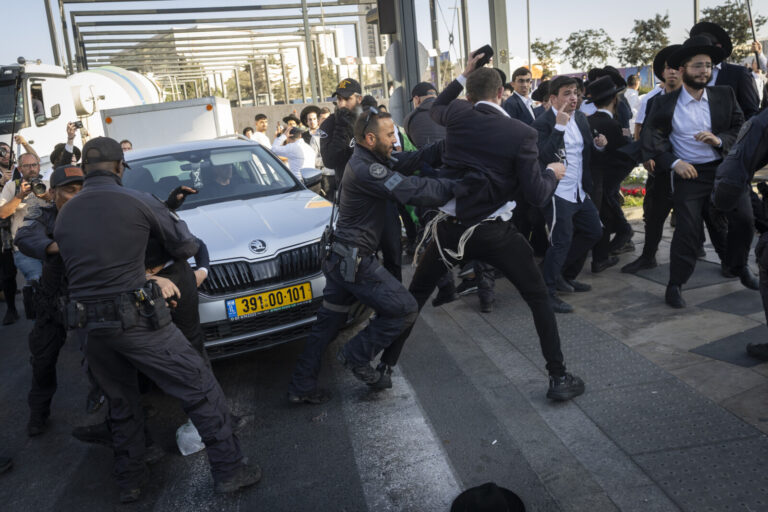 עימות בין חרדים ושוטרים במהלך מחאה נגד גיוס חרדים, ירושלים, 8 באוקטובר 2026 (צילום: חיים גולדברג/Flash90)