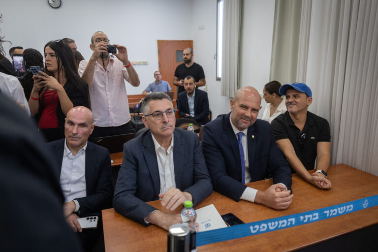 סער, אוחנה ואפי נווה באולם בית המשפט לקראת עדות מנדלבליט במשפט נתניהו (צילום: חיים גולדברג/פלאש90)