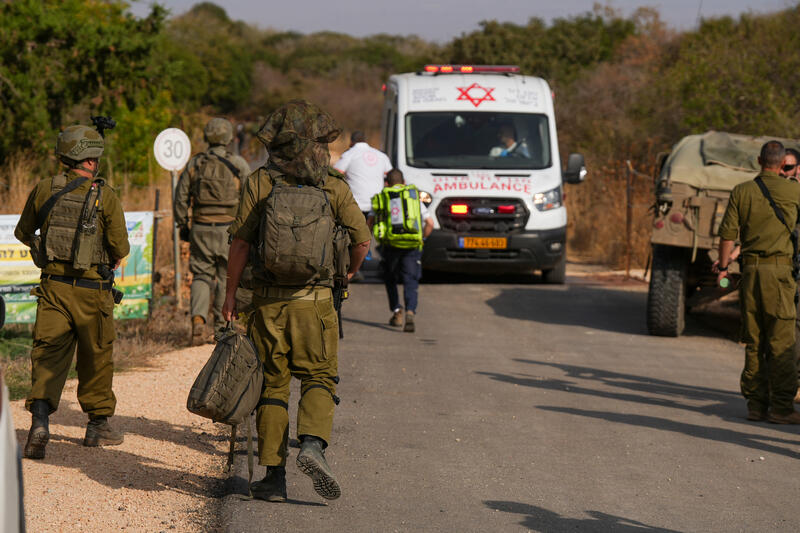 אמבולנסים וכוחות הצלה סמוך לזירת האסון בגליל העליון בו התפוצץ נפל במהלך טיול של ישיבת אורט מעלות (צילום: אייל מרגולין / פלאש 90)