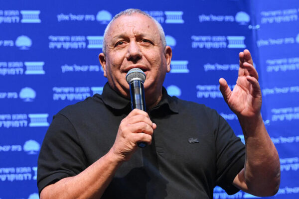 Yashar party chairman Gadi Eisenkott speaks during a conference organized by the Israel Democracy Institute in Tel Aviv, October 15, 2026. Photo by Avshalom Sassoni/Flash90 *** Local Caption *** גדי איזנקוט
ישר
המכון הישראלי לדמוקרטיה
כנס
תל אביב
פוליטיקה
בחירות
אופוזיציה
מפלגה
נאום