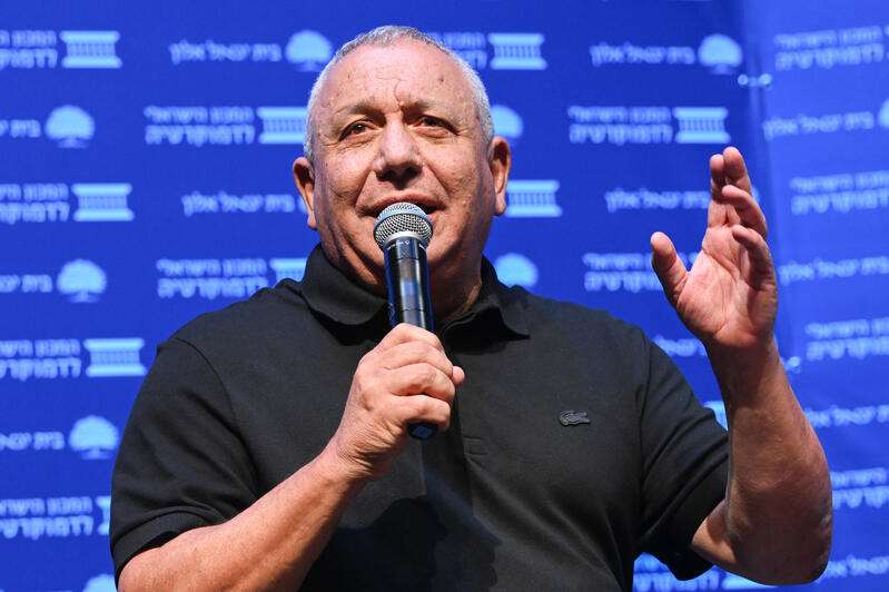 MIDEAST ISRAEL ELECTIONS Yashar party chairman Gadi Eisenkott speaks during a conference organized by the Israel Democracy Institute in Tel Aviv, October 15, 2026. Photo by Avshalom Sassoni/Flash90 *** Local Caption *** גדי איזנקוט
ישר
המכון הישראלי לדמוקרטיה
כנס
תל אביב
פוליטיקה
בחירות
אופוזיציה
מפלגה
נאום