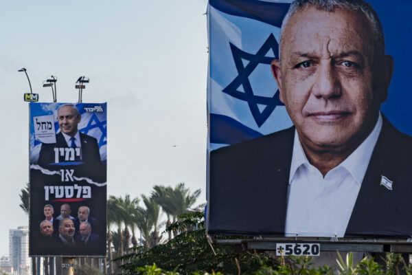 שלטים של מפלגות 'ישר' ו'הליכוד' בחיפה (צילום: שרון לייבל/פלאש90)